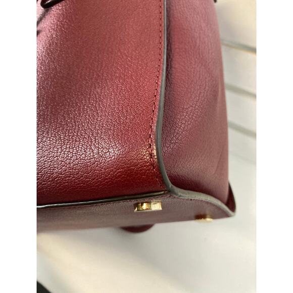 MICHAEL KORS, LARGE WINE LEATHER HANDBAG WITH LOCK CHARM. - Picture 14 of 16